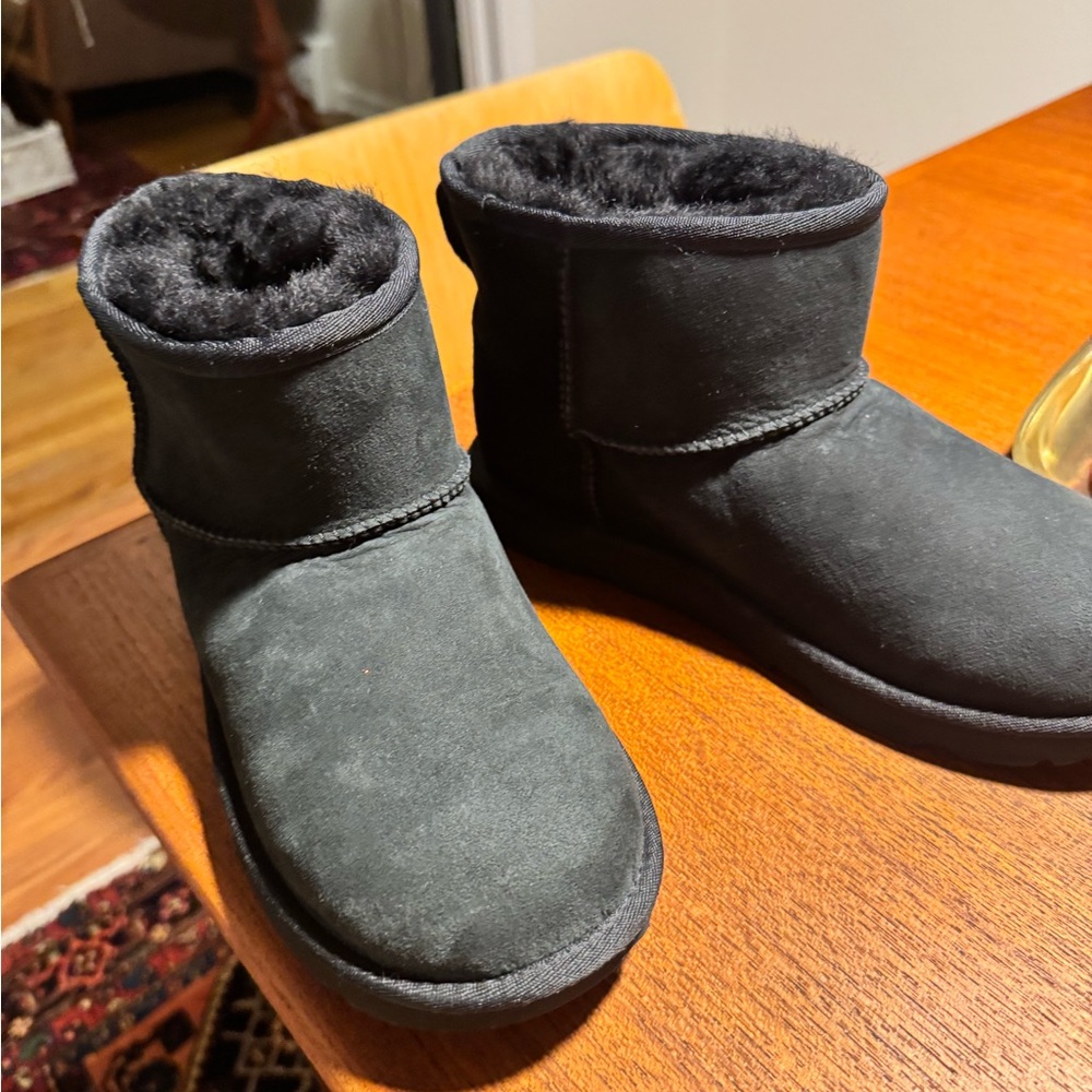 Black Mini Classic Mini Uggs - Size 7.5W / Kids 6